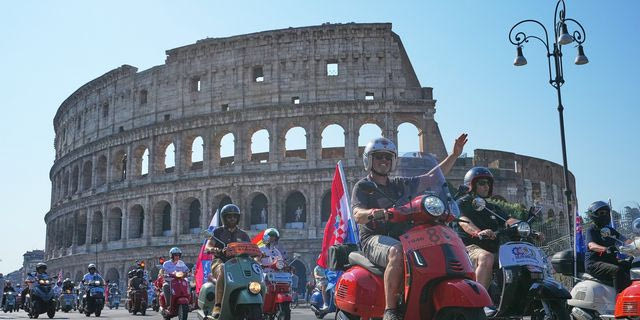 Ποιος καύσωνας; 10.000 Vespa παρέλυσαν τη Ρώμη για τα 80 χρόνια του απόλυτου ιταλικού μύθου
