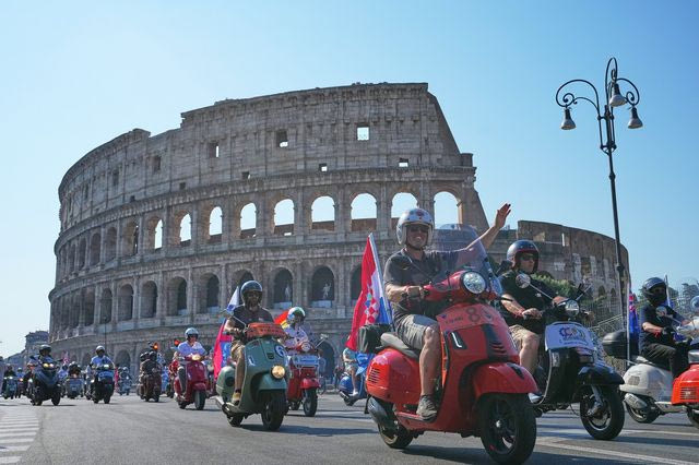 Ποιος καύσωνας; 10.000 Vespa παρέλυσαν τη Ρώμη για τα 80 χρόνια του απόλυτου ιταλικού μύθου