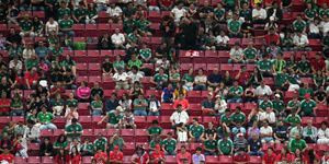 Οι άδειες εξέδρες στην πρεμιέρα και η κριτική στη FIFA για αποκλεισμό των απλών φιλάθλων