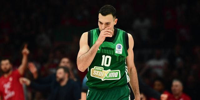 Ο Σλούκας φόρεσε “κιάλια” και έδειξε στους φίλους του Ολυμπιακού τα 7 ευρωπαϊκά του Παναθηναϊκού