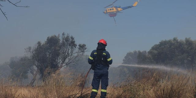 Φωτιά στα Σπάτα – Μέτωπο και στη Βοιωτία, μηνύματα του 112