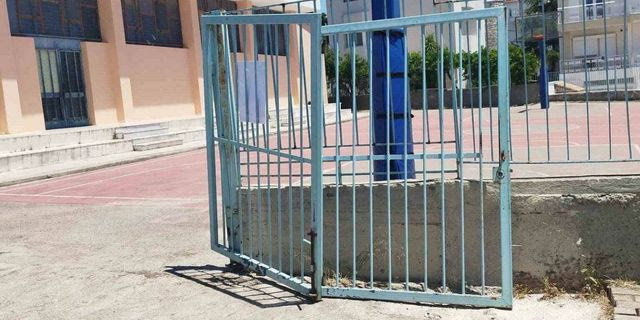 Ηράκλειο Αττικής: Κατέρρευσε η σιδερένια πόρτα στο 5ο Δημοτικό Σχολείο – Έντονη διαμαρτυρία των γονέων