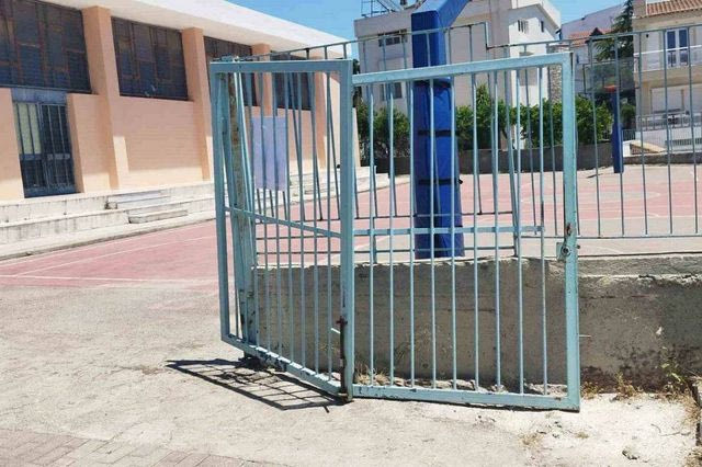 Ηράκλειο Αττικής: Κατέρρευσε η σιδερένια πόρτα στο 5ο Δημοτικό Σχολείο – Έντονη διαμαρτυρία των γονέων