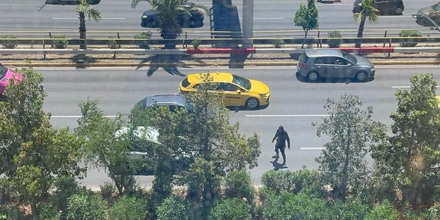 Άνδρας σε αμόκ διασχίζει κάθετα τη Συγγρού, άφαντη η αστυνομία – Βίντεο ντοκουμέντο