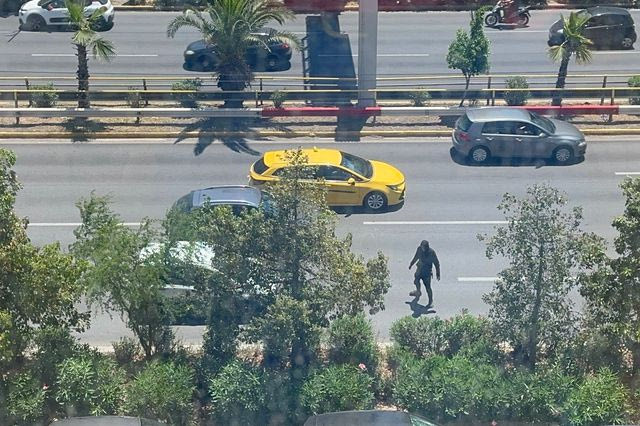 Άνδρας σε αμόκ διασχίζει κάθετα τη Συγγρού, άφαντη η αστυνομία – Βίντεο ντοκουμέντο