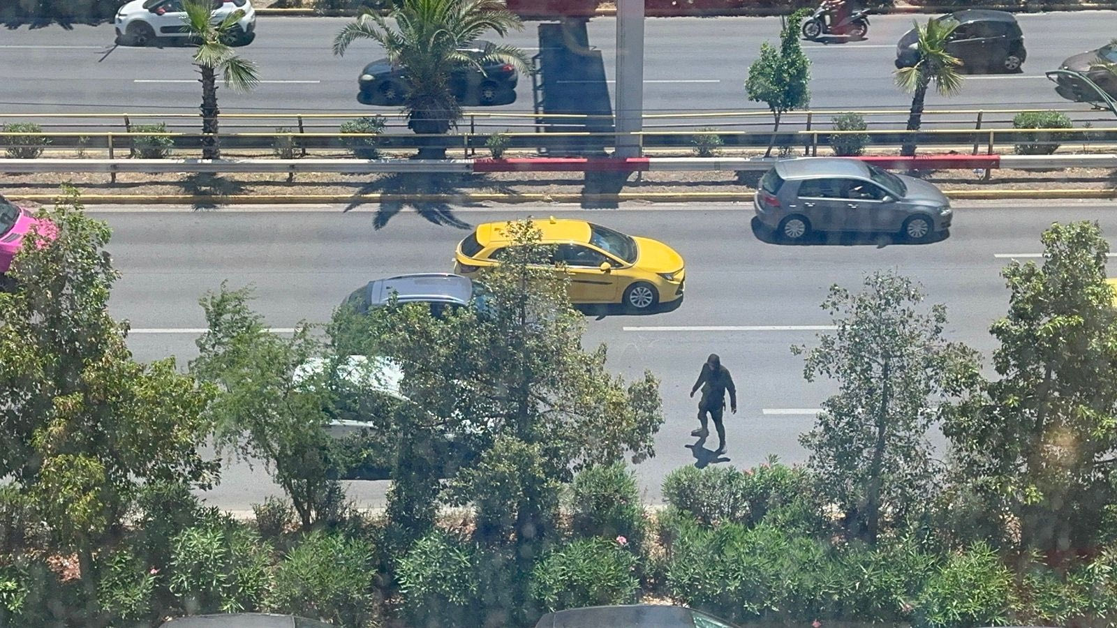 Άνδρας σε αμόκ διασχίζει κάθετα τη Συγγρού, άφαντη η αστυνομία - Βίντεο ντοκουμέντο
