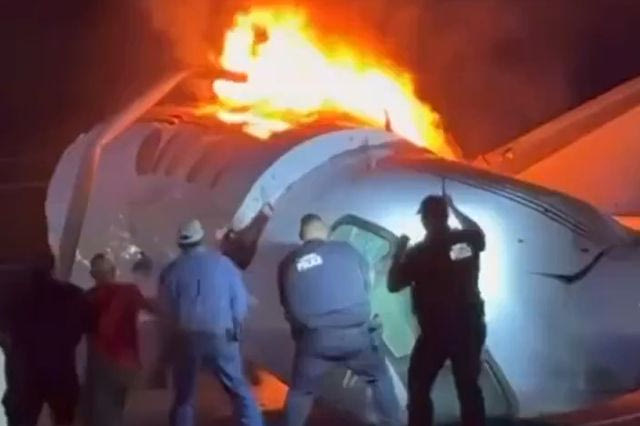 Τέξας: Συντριβή αεροσκάφους σε αυτοκινητόδρομο – Οδηγοί τρέχουν να σώσουν επιβάτες