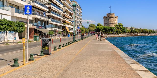Θεσσαλονίκη: Σκαρφάλωσε στον 2ο όροφο πολυκατοικίας για να κλέψει… τη γιαγιά του
