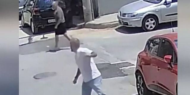 Η στιγμή που τα αδέρφια τρέχουν να ξεφύγουν από τον 77χρονο με την τρίαινα