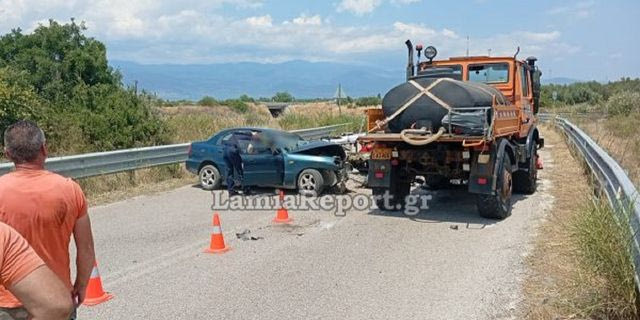 Φθιώτιδα: Θανατηφόρο τροχαίο στον παράδρομο της Εθνικής – ΙΧ έπεσε σε φορτηγό