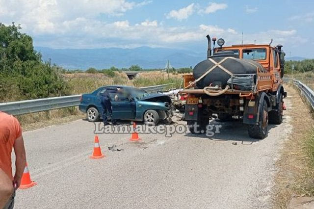 Φθιώτιδα: Θανατηφόρο τροχαίο στον παράδρομο της Εθνικής – ΙΧ έπεσε σε φορτηγό