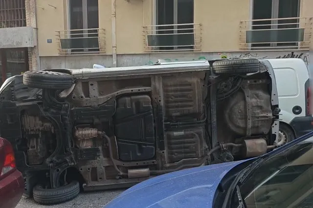 Τροχαίο με ανατροπή αυτοκινήτου στην πλατεία Κολιάτσου  – Διακοπή κυκλοφορίας