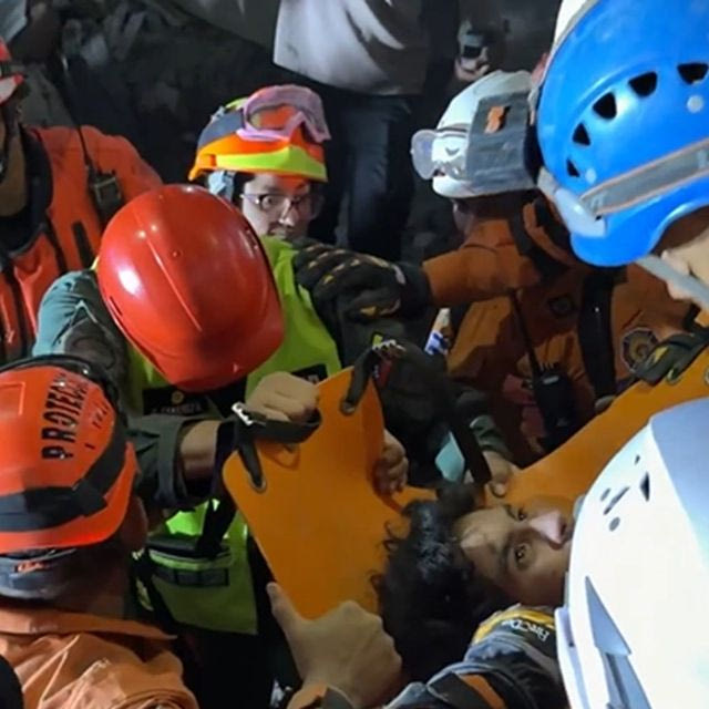 Συγκλονίζει η διάσωση 21χρονου μετά από 106 ώρες στα συντρίμμια – Σβήνουν οι ελπίδες για επιζώντες