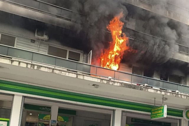 Θεσσαλονίκη: Φωτιά σε διαμέρισμα πάνω από βενζινάδικο – Βίντεο