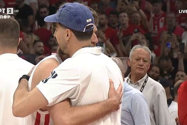 Ολυμπιακός – Παναθηναϊκός AKTOR: Ο Χουάντσο συνεχάρη ιπποτικά τον Βεζένκοβ για τον τίτλο της Stoiximan GBL