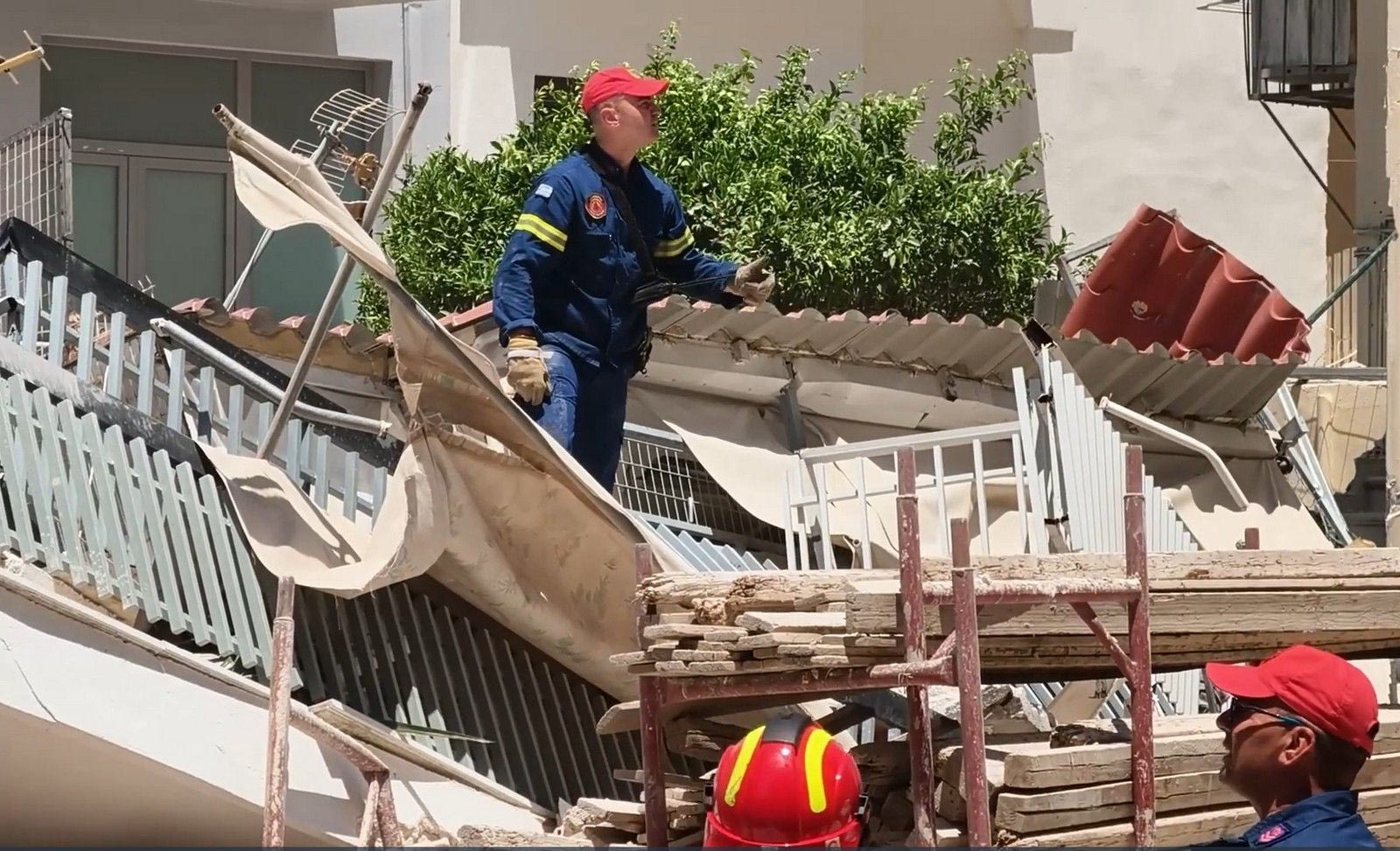 Κατάρρευση πολυκατοικίας στα Πετράλωνα - Αναφορές για εγκλωβισμένους