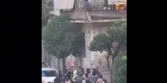 Καλλιθέα: Βίντεο ντοκουμέντο – Η στιγμή που η γυναίκα πηδά από το μπαλκόνι και σώζεται από πολίτες