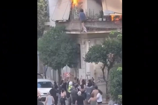 Καλλιθέα: Βίντεο ντοκουμέντο – Η στιγμή που η γυναίκα πηδά από το μπαλκόνι και σώζεται από πολίτες