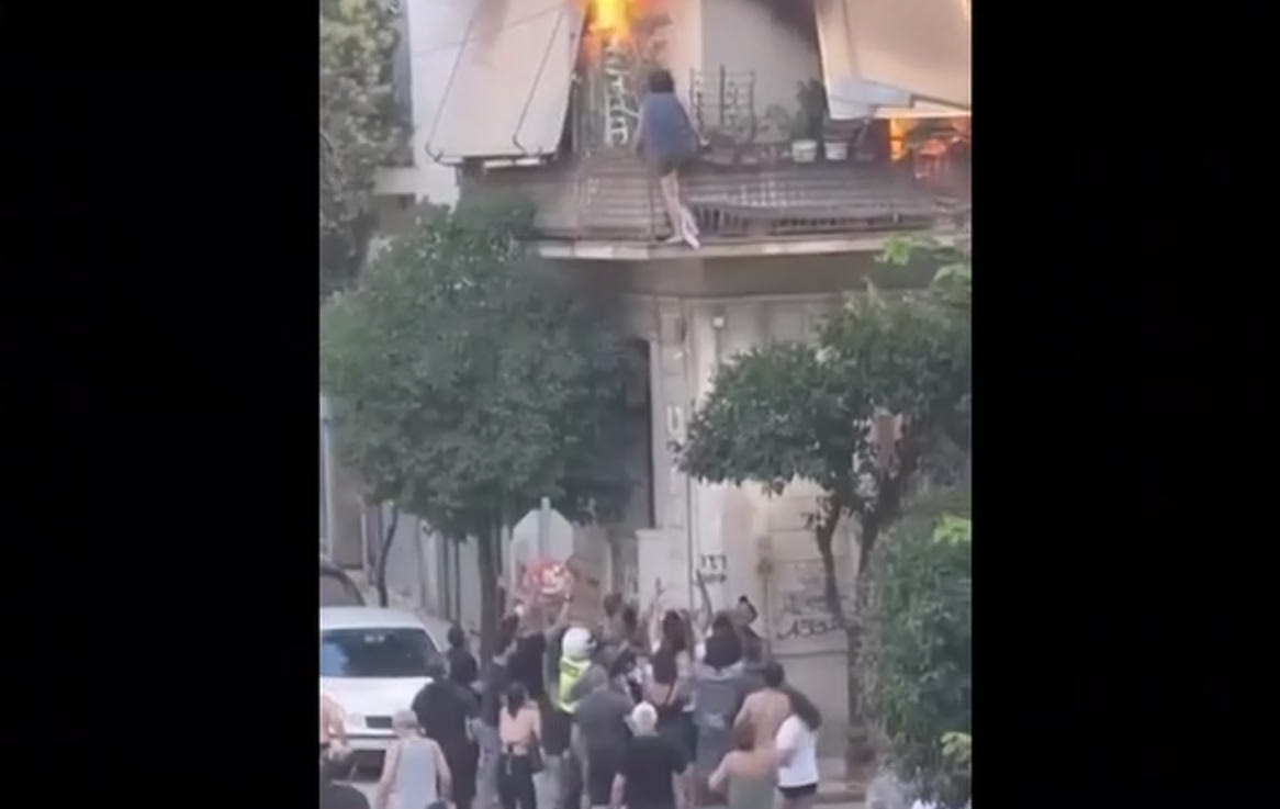 Καλλιθέα: Βίντεο ντοκουμέντο - Η στιγμή που η γυναίκα πηδά από το μπαλκόνι και σώζεται από πολίτες