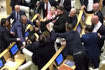 Σε “ρινγκ” μετατράπηκε η Βουλή της Γεωργίας – Άγριος καβγάς στην τελική συνεδρίαση
