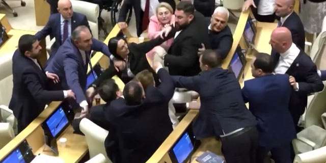 Σε “ρινγκ” μετατράπηκε η Βουλή της Γεωργίας – Άγριος καβγάς στην τελική συνεδρίαση