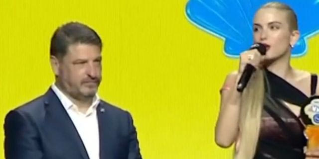 MAD VMA 2026: O Ν. Χαρδαλιάς βράβευσε την Κ. Λιόλιου – Η συγκίνηση της τραγουδίστριας
