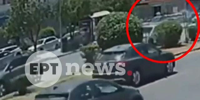 Χολαργός: Η στιγμή που οδηγός πέφτει σε αυτοκίνητα και επιχειρεί να διαφύγει με λεωφορείο
