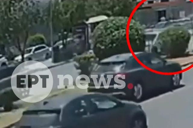 Χολαργός: Η στιγμή που οδηγός πέφτει σε αυτοκίνητα και επιχειρεί να διαφύγει με λεωφορείο