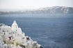 Η Σαντορίνη. Στην καλντέρα δεν μπορεί να μείνει ο μέσος Ελληνας. Λογικό. Ομως τι συμβαίνει όταν η ζήτηση για την καλντέρα του ανεβάζει το ενοίκιο στην Αθήνα;