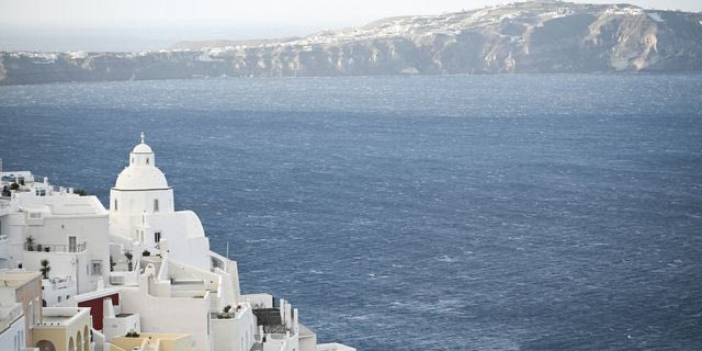 Η Σαντορίνη. Στην καλντέρα δεν μπορεί να μείνει ο μέσος Ελληνας. Λογικό. Ομως τι συμβαίνει όταν η ζήτηση για την καλντέρα του ανεβάζει το ενοίκιο στην Αθήνα;