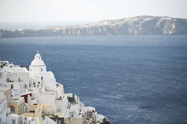 Η Σαντορίνη. Στην καλντέρα δεν μπορεί να μείνει ο μέσος Ελληνας. Λογικό. Ομως τι συμβαίνει όταν η ζήτηση για την καλντέρα του ανεβάζει το ενοίκιο στην Αθήνα;