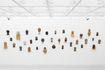 Maarten Vanden Eynde Leopold’s Ghost, 2018-2026 Ξύλινες μασκών (35) Ποίκιλες διαστάσεις Ευγενική παραχώρηση του καλλιτέχνη και MSSN, Βρυξέλλες, Βέλγιο