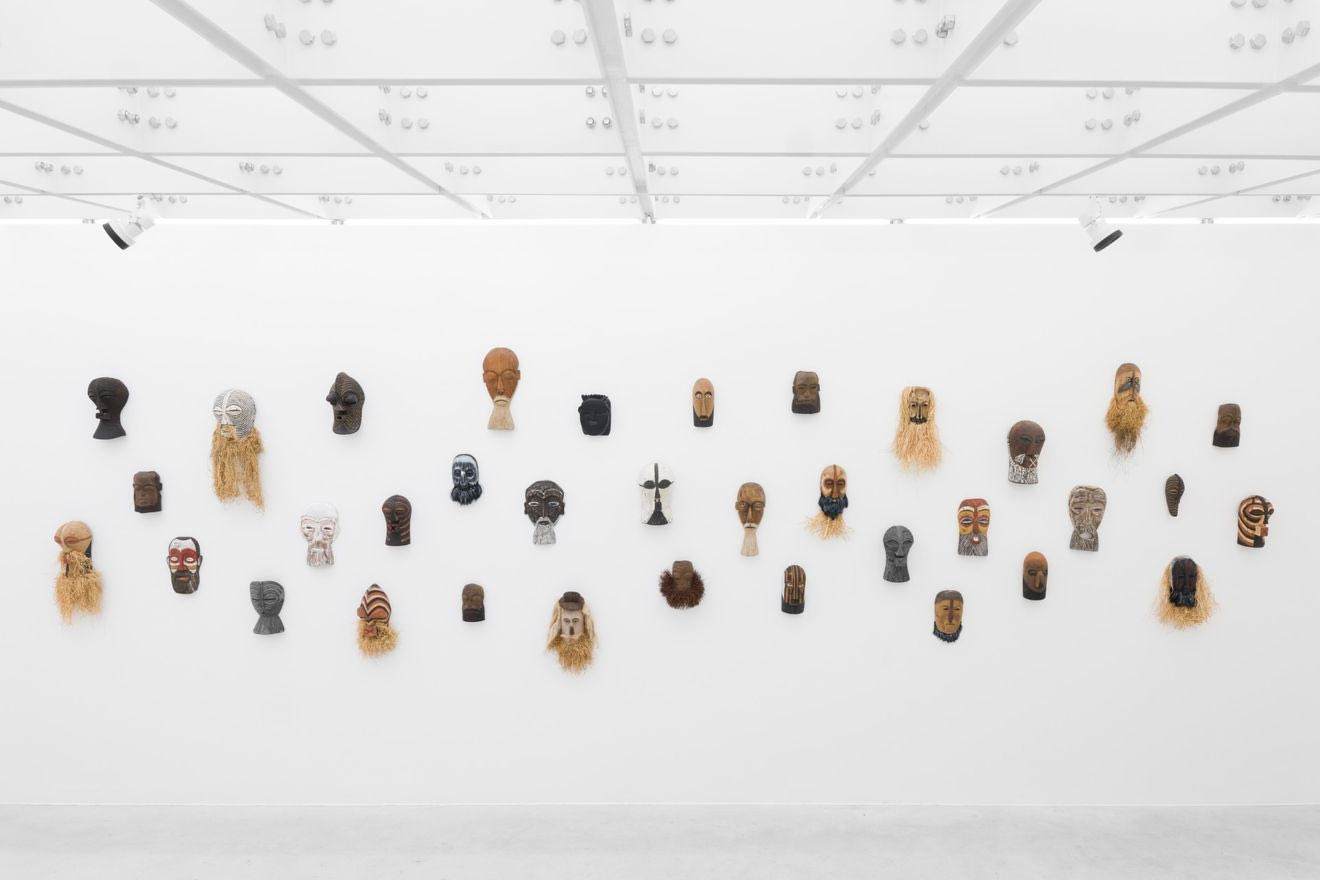 Maarten Vanden Eynde Leopold’s Ghost, 2018-2026 Ξύλινες μασκών (35) Ποίκιλες διαστάσεις Ευγενική παραχώρηση του καλλιτέχνη και MSSN, Βρυξέλλες, Βέλγιο