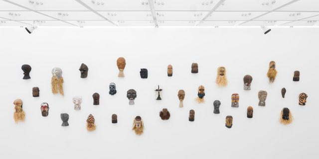 Maarten Vanden Eynde Leopold’s Ghost, 2018-2026 Ξύλινες μασκών (35) Ποίκιλες διαστάσεις Ευγενική παραχώρηση του καλλιτέχνη και MSSN, Βρυξέλλες, Βέλγιο