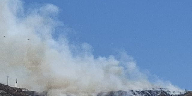 Λέρος: Συνεχίζει να καίει η φωτιά σε χωματερή στην Τσίγγουνα