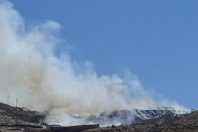 Λέρος: Συνεχίζει να καίει η φωτιά σε χωματερή στην Τσίγγουνα