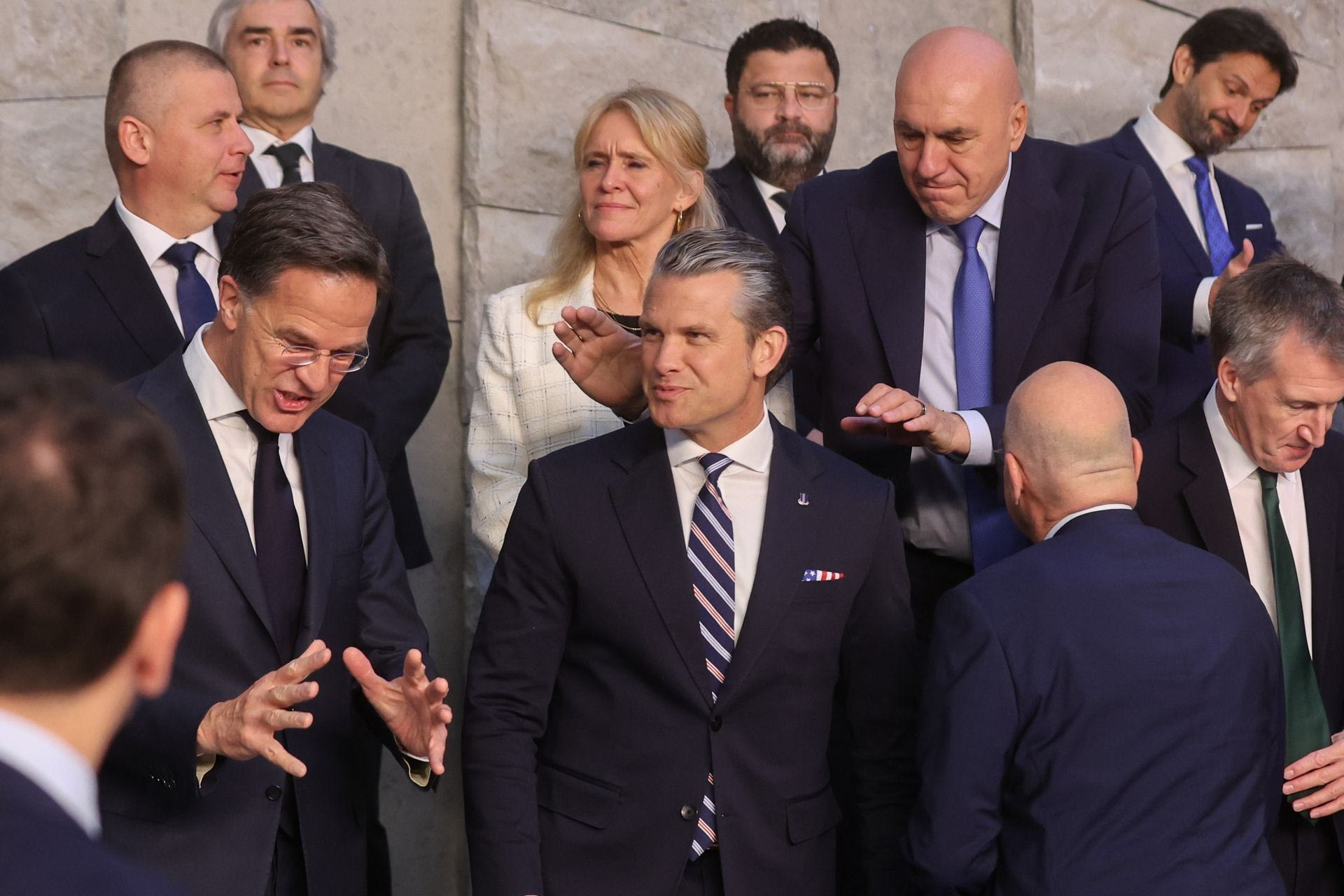 Ο υπουργός Άμυνας των ΗΠΑ, Πιτ Χέγσεθ, συνομιλεί με τον γενικό γραμματέα του ΝΑΤΟ, Μαρκ Ρούτε