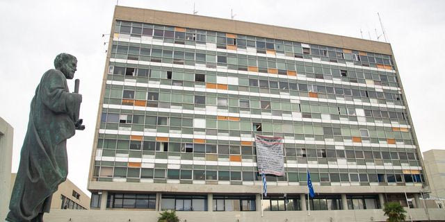 Τι συμβαίνει με τις ορκωμοσίες στο ΑΠΘ – Γιατί συγγενείς αποφοίτων μένουν εκτός αιθουσών