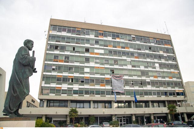 Τι συμβαίνει με τις ορκωμοσίες στο ΑΠΘ – Γιατί συγγενείς αποφοίτων μένουν εκτός αιθουσών