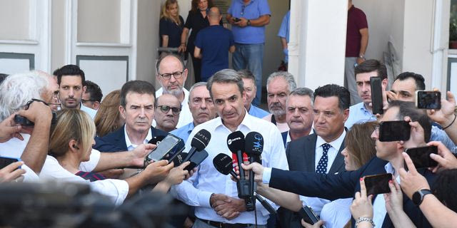 Ο Μητσοτάκης επισκέφτηκε τους τραυματίες της επίθεσης με γκαζάκια – “Εγκληματίες οι δράστες”