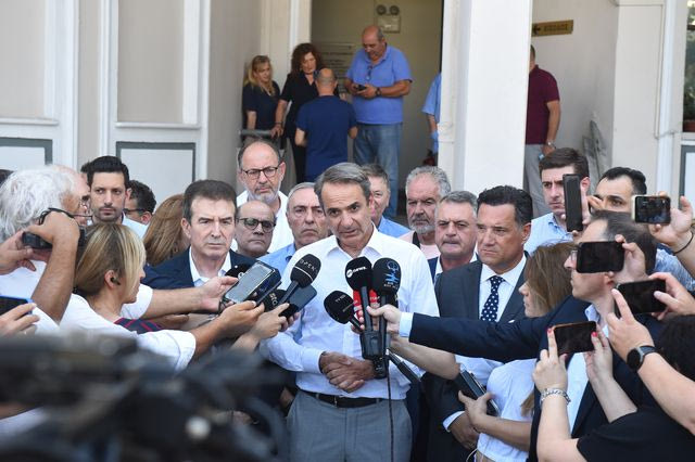 Ο Μητσοτάκης επισκέφτηκε τους τραυματίες της επίθεσης με γκαζάκια – “Εγκληματίες οι δράστες”