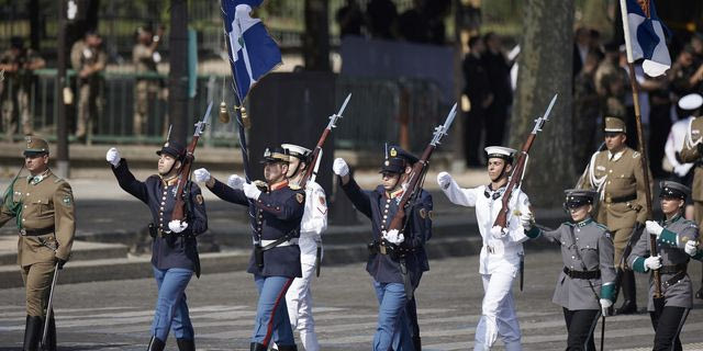 Ημέρα της Βαστίλης: Η παρέλαση του ελληνικού αγήματος μπροστά από την Αψίδα του Θριάμβου