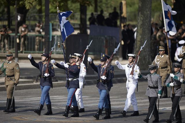 Ημέρα της Βαστίλης: Η παρέλαση του ελληνικού αγήματος μπροστά από την Αψίδα του Θριάμβου