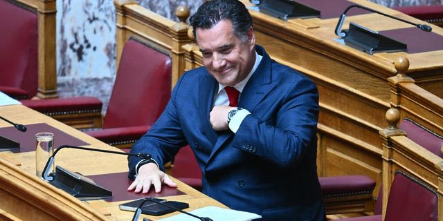 Ο Άδωνις απειλεί και από το βήμα της Βουλής με τα… γυαλιά του