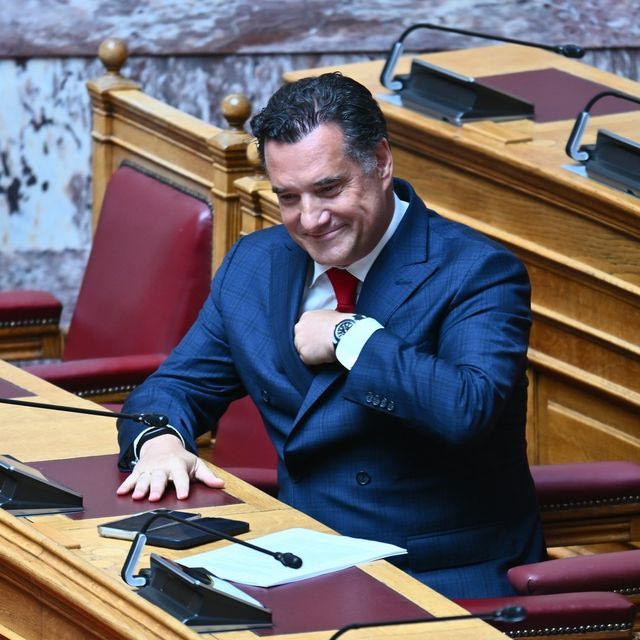Ο Άδωνις απειλεί και από το βήμα της Βουλής με τα… γυαλιά του