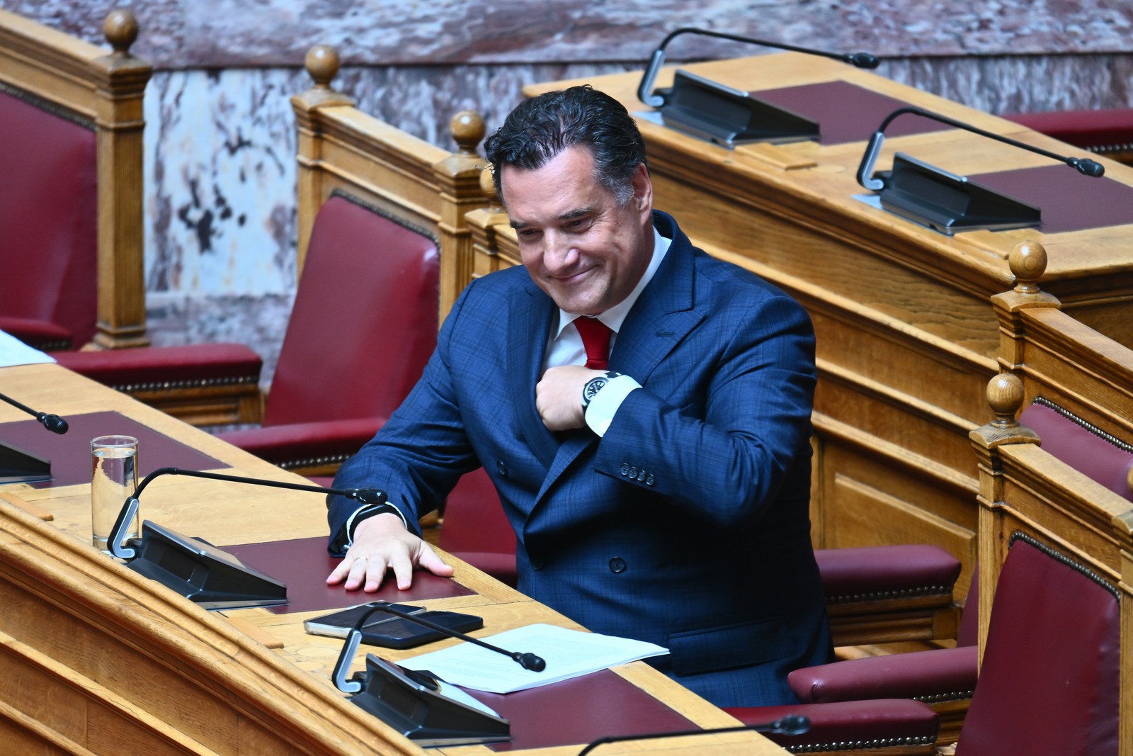 Ο Άδωνις απειλεί και από το βήμα της Βουλής με τα… γυαλιά του