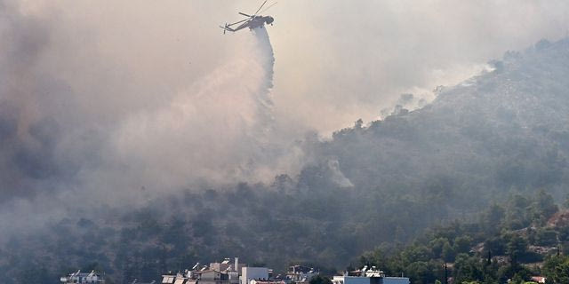 Συγκλονιστικές εικόνες από τις φωτιές σε Περιφερειακή Αιγάλεω και Χαϊδάρι – Ρίψεις νερού πάνω από τα σπίτια