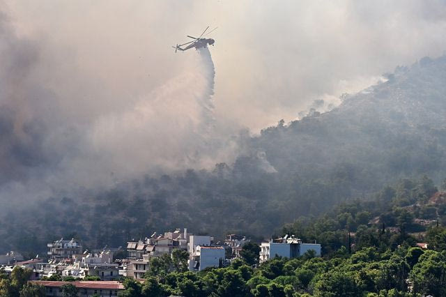 Συγκλονιστικές εικόνες από τις φωτιές σε Περιφερειακή Αιγάλεω και Χαϊδάρι – Ρίψεις νερού πάνω από τα σπίτια