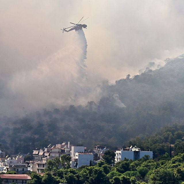 Συγκλονιστικές εικόνες από τις φωτιές σε Περιφερειακή Αιγάλεω και Χαϊδάρι – Ρίψεις νερού πάνω από τα σπίτια