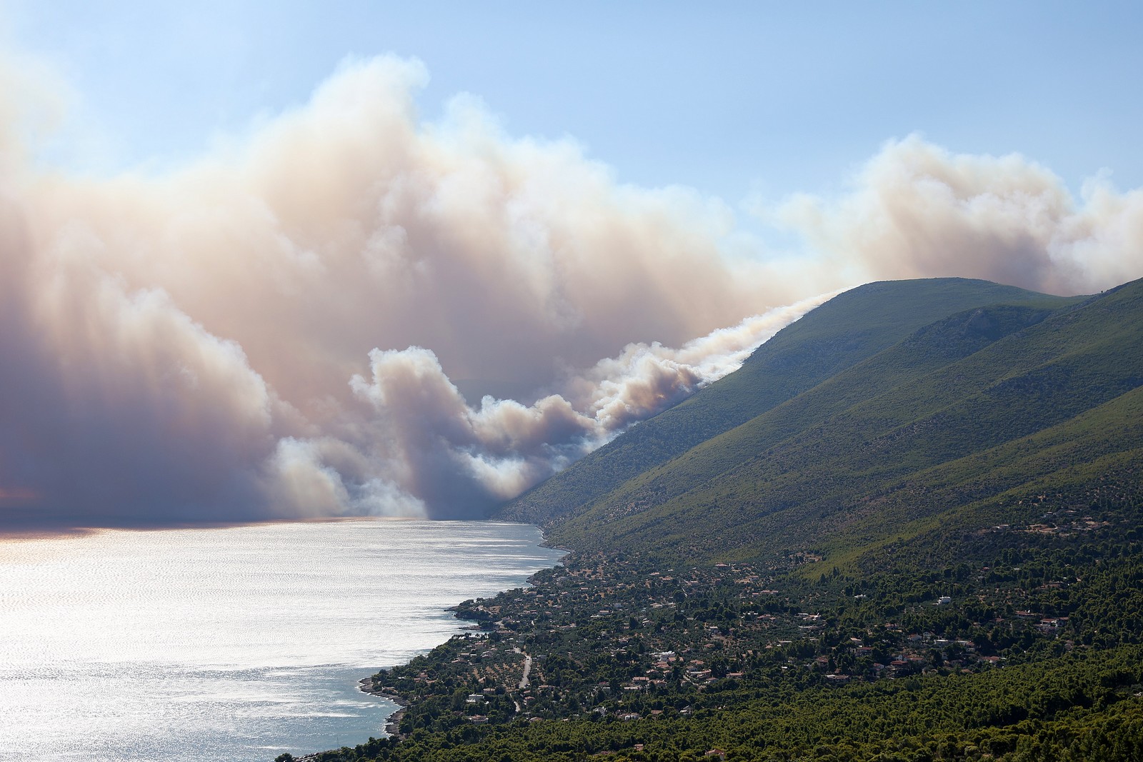 Φωτιές σε όλη την Ελλάδα: Βίντεο από ελικόπτερο και drones δείχνουν την εικόνα των μετώπων
